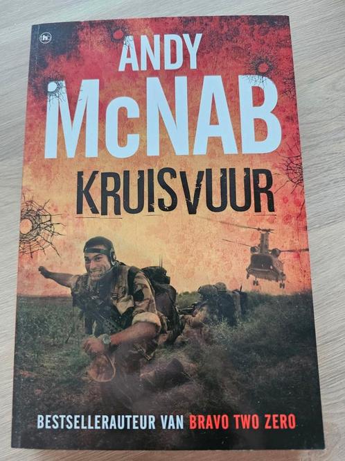 A. MacNab - Kruisvuur, Boeken, Thrillers, Zo goed als nieuw, Nederland, Ophalen of Verzenden