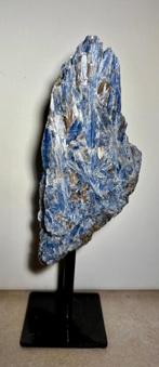Kyaniet met Mica & Granaatjes op Standaard, Verzamelen, Mineralen en Fossielen, Ophalen of Verzenden, Mineraal