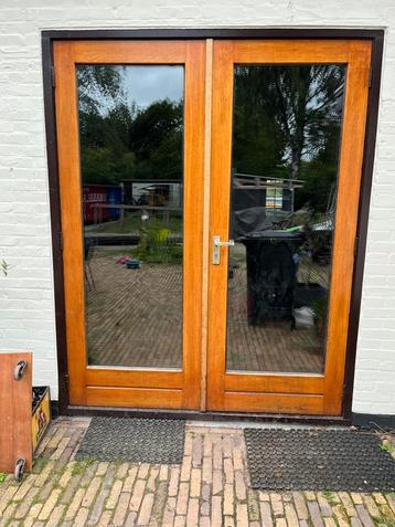 Dubbele openslaande deuren met kozijn en dubbel glas beschikbaar voor biedingen