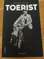 Özcan Akyol - Toerist, Ophalen of Verzenden, Zo goed als nieuw, Özcan Akyol, Nederland