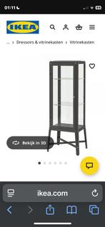 Ikea fabrikor vitrinekast donkergrijs, Huis en Inrichting, Kasten | Vitrinekasten, Ophalen, Met deur(en), 100 tot 150 cm, 50 tot 100 cm