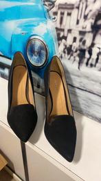 Nieuw zwarte suede pumps maat 41 merk Moccio, Zwart, Nieuw, Ophalen of Verzenden, Schoenen met hoge hakken