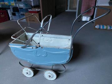 Nostalgische metalen poppenwagen beschikbaar voor biedingen