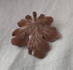 Vintage atelier gemaakte bruine cloisonne blad broche, Sieraden, Tassen en Uiterlijk, Broches, 4 tot 7 cm, Bruin, Ophalen of Verzenden