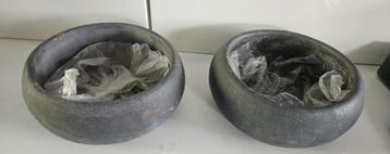 2 Ronde beton bloempotjes - Binnen beschikbaar voor biedingen