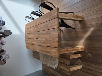 Robuuste eettafel met bankje en 3 stoelen beschikbaar voor biedingen