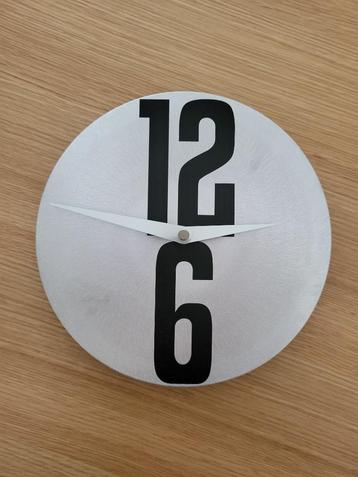 Leuke klok van aluminium metaal, zilver beschikbaar voor biedingen