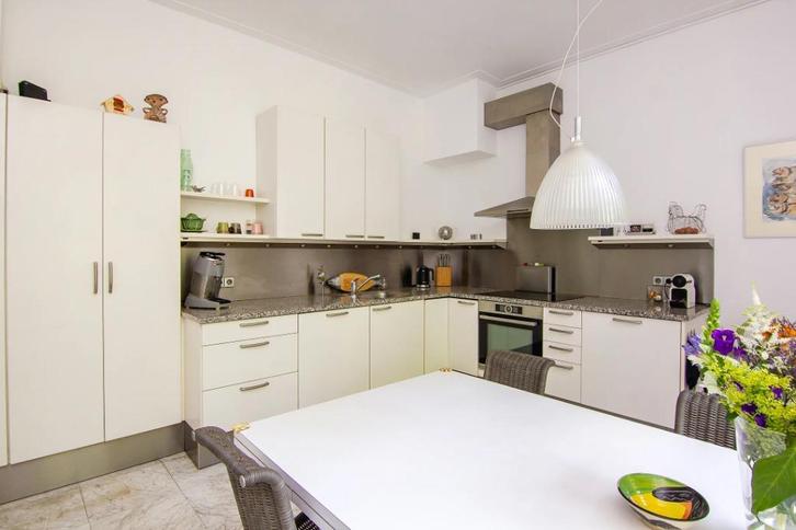 Te koop: luxe witte hoogglans hoekkeuken met granieten blad, Huis en Inrichting, Keuken | Complete keukens, Gebruikt, Hoekkeuken