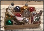 Doosje met 12 gekleurde oude kerstballetjes, feathertree, Diversen, Kerst, Ophalen of Verzenden, Gebruikt