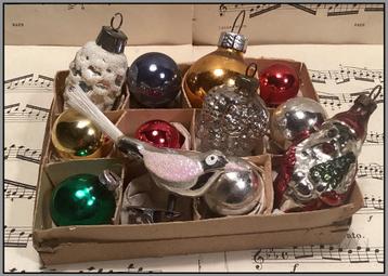 Doosje met 12 gekleurde oude kerstballetjes, feathertree beschikbaar voor biedingen