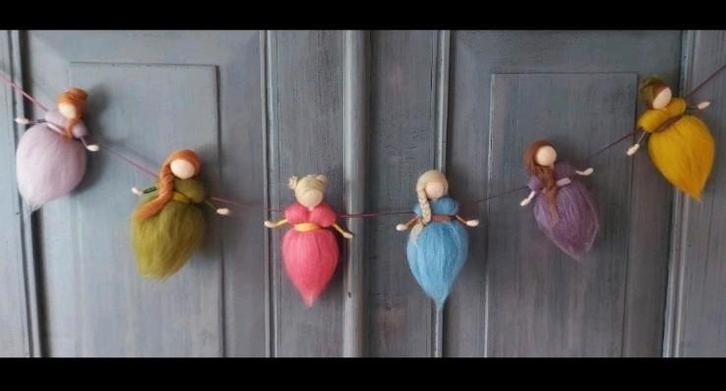 Slinger van wollen feetjes, babykamer, antroposofisch, Hobby en Vrije tijd, Vilt, Nieuw, Figuurtje(s), Wolvilt, Ophalen of Verzenden