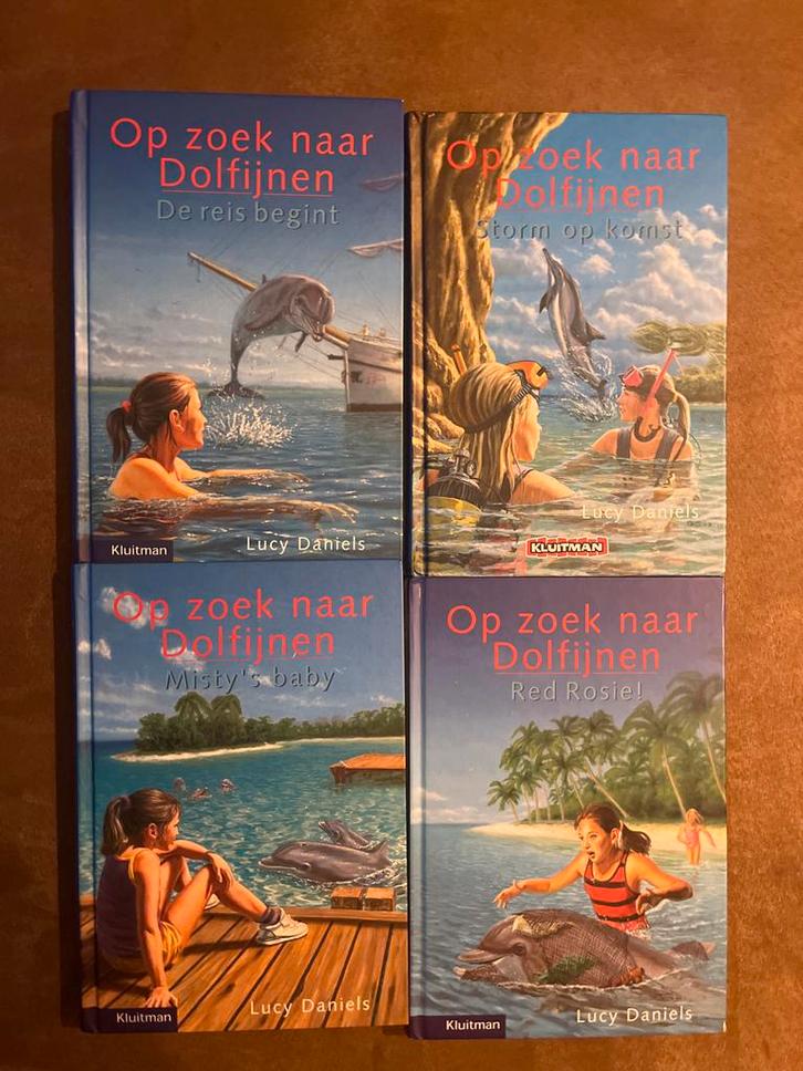 4x Op Zoek naar Dolfijnen - Lucie Daniels, Boeken, Kinderboeken | Jeugd | onder 10 jaar, Gelezen, Fictie algemeen, Ophalen of Verzenden