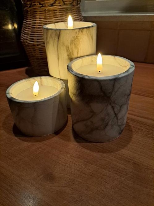 3 mooie ksarsen in marmerlook en op batterij, Huis en Inrichting, Woonaccessoires | Kandelaars en Kaarsen, Zo goed als nieuw, Minder dan 25 cm