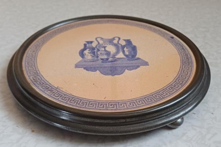 Antiek rond tinnen onderzetter met aardenwerk tegel, Antiek en Kunst, Antiek | Servies los, Ophalen of Verzenden