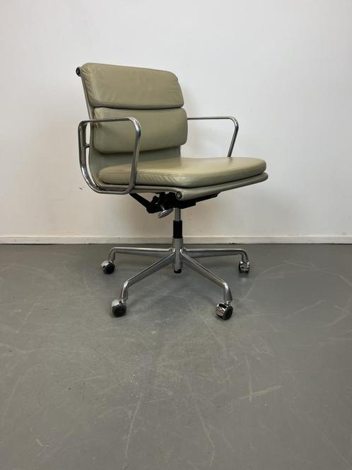 Vitra Eames Ea 217 Olive Leer Chroom, Huis en Inrichting, Bureaustoelen, Zo goed als nieuw, Ergonomisch