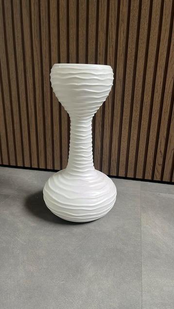 Crème witte geribbelde vaas – stijlvolle organische vorm beschikbaar voor biedingen