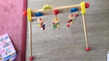 Baby-Gym van hout met 3 speelhangers….