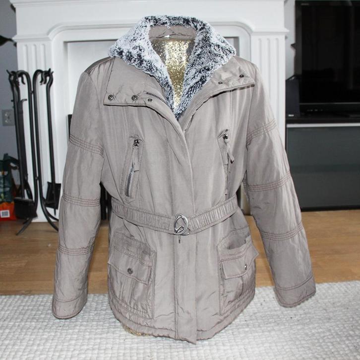 Mooie Warme Dames Jas Met Capuchon (Maat 42) € 65,-, Kleding | Dames, Jassen | Winter, Zo goed als nieuw, Maat 42/44 (L), Grijs