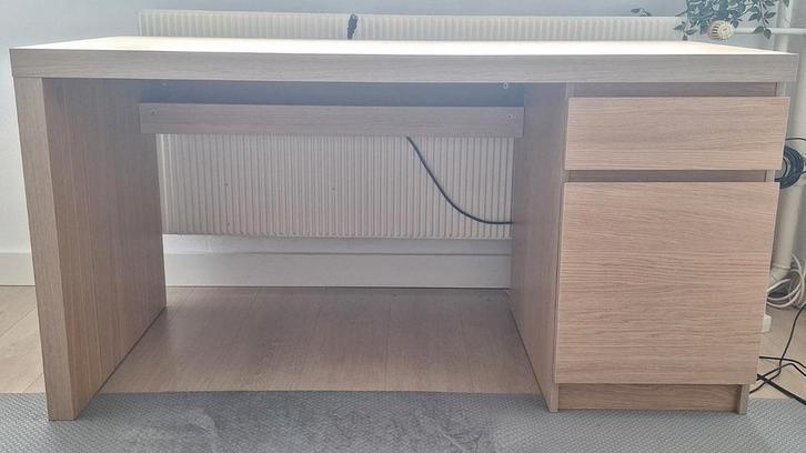 IKEA Malm Desk- 140x65 cm, Huis en Inrichting, Bureaus, Gebruikt, Bureau, Ophalen