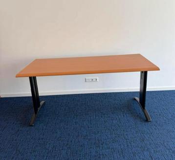 Bureau met zwarte metalen frame  beschikbaar voor biedingen