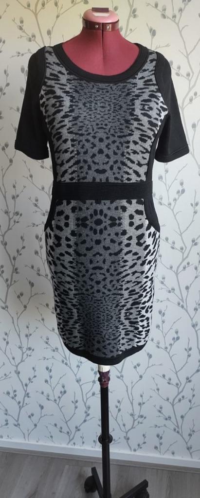 LEO & UGO Pantermotief, Zacht en Rekbaar Jurkje maat 3= 42, Kleding | Dames, Jurken, Zo goed als nieuw, Maat 42/44 (L), Overige kleuren