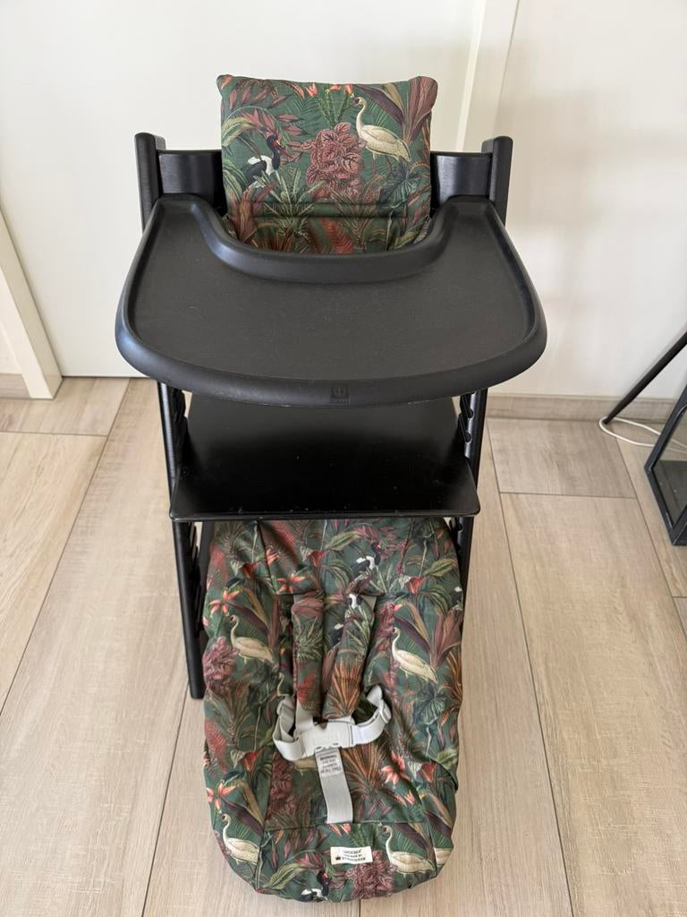 Stokke tripp trapp kinderstoel zwart compleet nieuw model, Kinderen en Baby's, Kinderstoelen, Ophalen, Zo goed als nieuw, Meegroeistoel