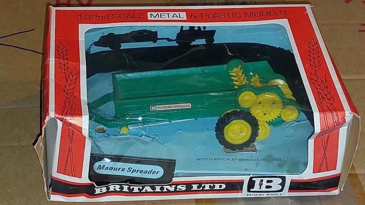 Britains 9540 mestverspreider zeldzaam groen, Hobby en Vrije tijd, Modelauto's | 1:32, Nieuw, Tractor of Landbouw, Britains, Ophalen of Verzenden