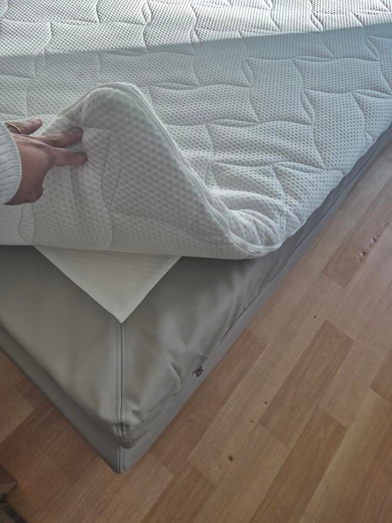 King size bed met matras en matrasbeschermer van Swiss, Tweepersoons, Ophalen of Verzenden, Zo goed als nieuw, Overige maten
