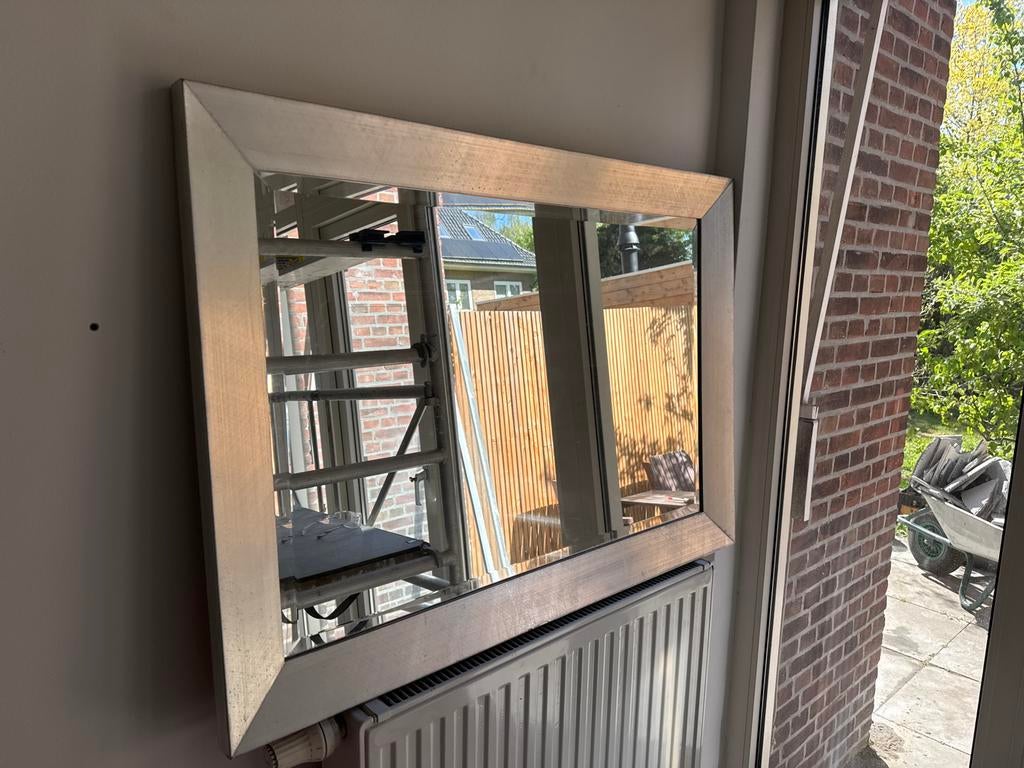 Grote rechthoekige spiegel met zilverkleurige lijst, Huis en Inrichting, Woonaccessoires | Spiegels, Ophalen, Gebruikt, 75 tot 100 cm