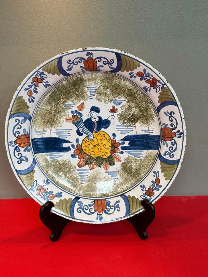 Antiek polychroom bord Delft / Makkum, Antiek en Kunst, Antiek | Keramiek en Aardewerk, Ophalen of Verzenden