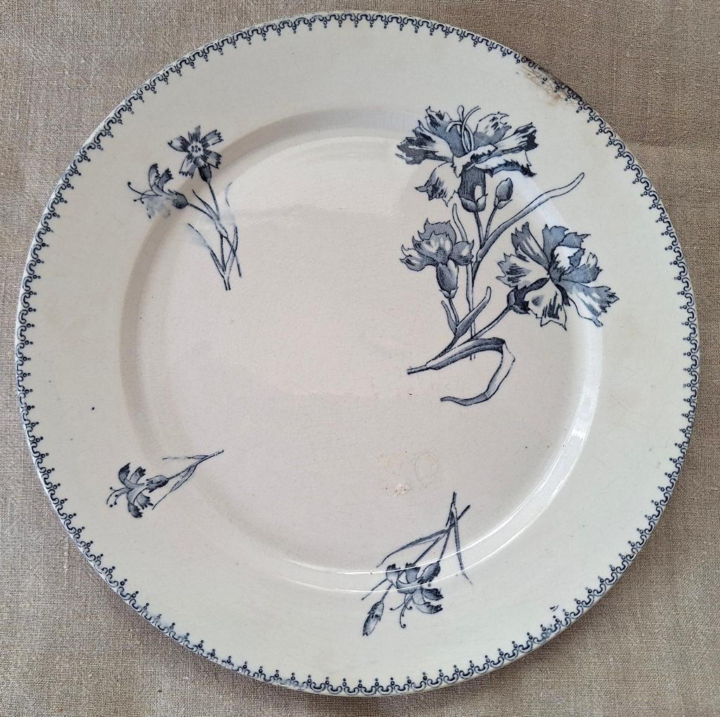 U& C Sarreguemines, Bouquets D'oeillets, oud bord, Antiek en Kunst, Antiek | Servies los, Ophalen of Verzenden