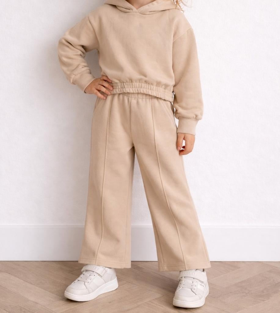 Comfortabel beige joggingpak met teddyvoering - Maat 110., Kinderen en Baby's, Kinderkleding | Maat 104, Zo goed als nieuw, Setje