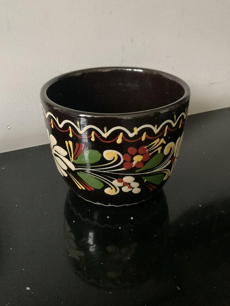 Hongaars aardewerk bloempot zwarte ondergrond, genummerd 1, Antiek en Kunst, Ophalen of Verzenden