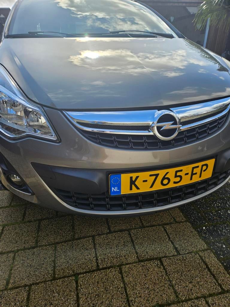 Opel Corsa 1.2 16V 5D 2013 Bruin, Auto's, Opel, Corsa, Benzine, B, Hatchback, Handgeschakeld, Geïmporteerd, Bruin, Grijs, Stof