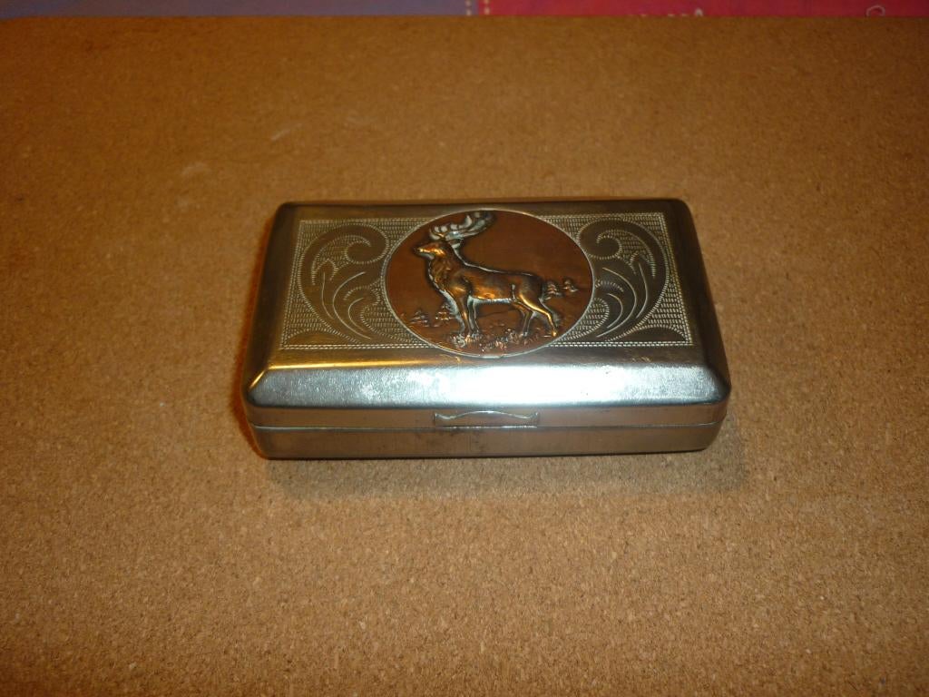 Vintage zilveren sigarettendoosje of tabaksdoos met een hert, Ophalen of Verzenden, Zo goed als nieuw, Tabaksdoos of Verpakking