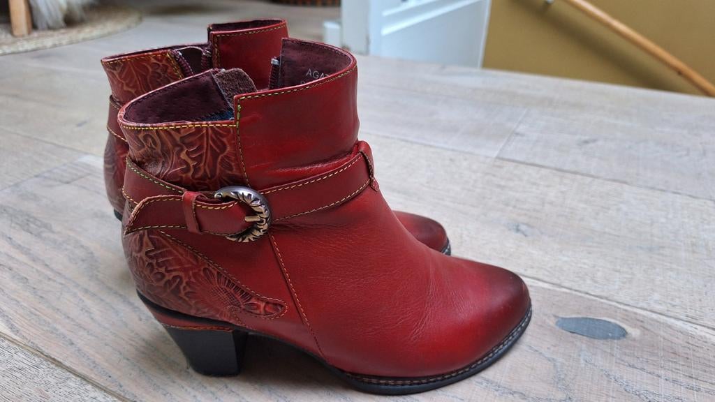 Laura Vita stoere rode leren enkellaarsjes!, Kleding | Dames, Lage of Enkellaarzen, Ophalen of Verzenden, Zo goed als nieuw, Laura Vita