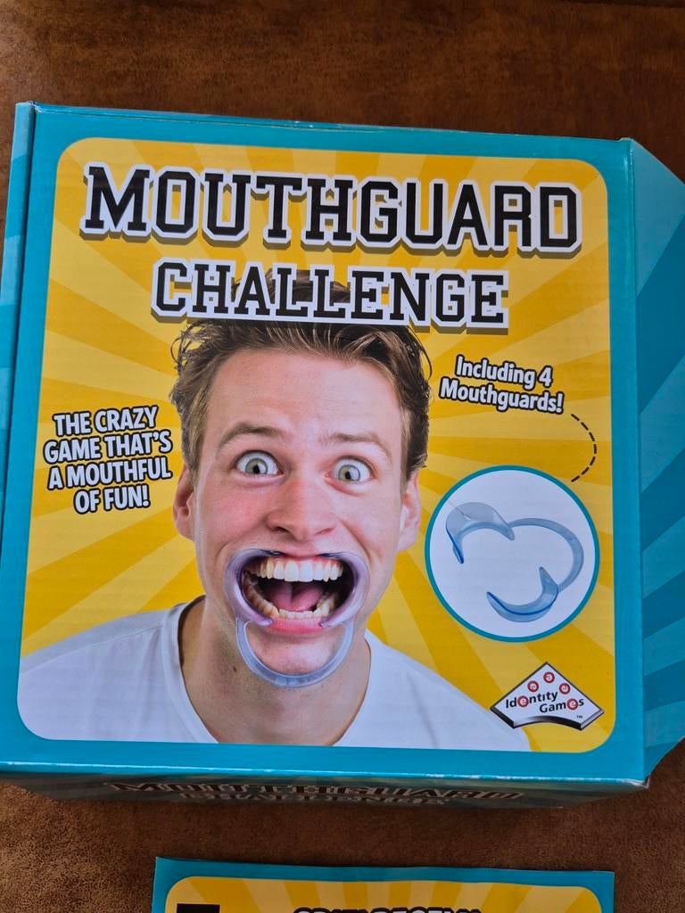 Mouthguard Challenge - Hilarisch Gezelschapsspel, Identity Games, Ophalen of Verzenden, Zo goed als nieuw, Drie of vier spelers