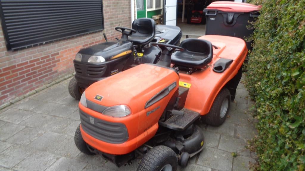 wegens inruil 2 x zitmaaier met vangbak  iets werk, Tuin en Terras, Zitmaaiers, Ophalen, Gebruikt, Husqvarna, Versnellingen