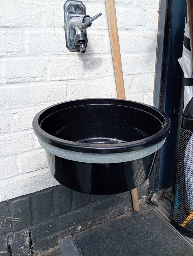 2 drink bakken met muur bevestigingen., Ophalen