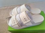 Crocs Brooklyn Buckle Low Wedge Platform mt 41/42 NIEUW, Wit, Nieuw, Crocs, Sandalen of Muiltjes