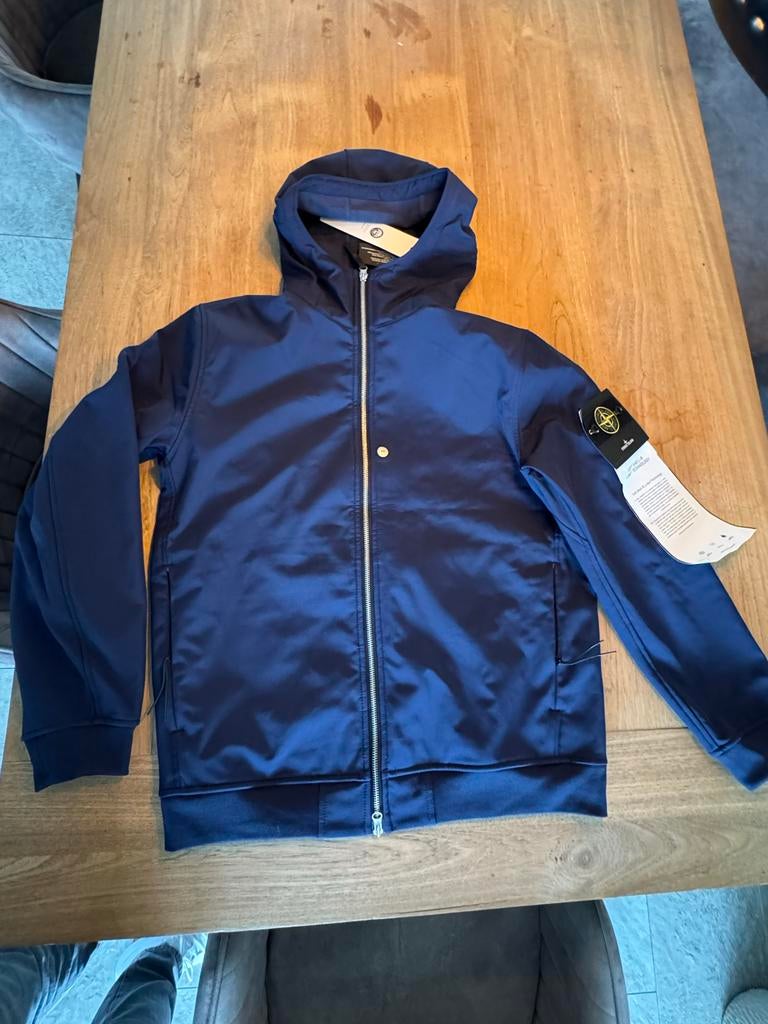 Stone Island Soft Shell Jas - Blauw, Kleding | Heren, Jassen | Zomer, Ophalen of Verzenden, Nieuw, Maat 52/54 (L), Blauw
