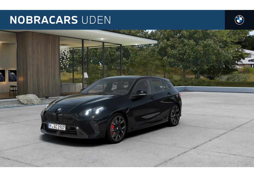 BMW 1 Serie 120 M Sport Automaat / Panoramadak / Sportstoele, Zwart, 156 pk, Metallic lak, Zwart