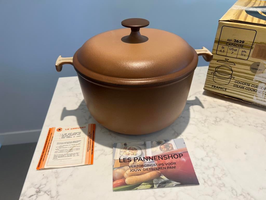 Nieuwe Le Creuset La Mama Terroir 26 cm met stoominzet, Gietijzer, Nieuw, Ophalen of Verzenden, Keramische plaat