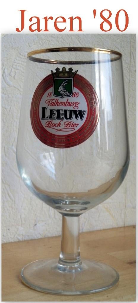 De Leeuw Valkenburg  jaren 80 -- Bock Bier Bierglas op voet., Verzamelen, Biermerken, Ophalen of Verzenden, Zo goed als nieuw