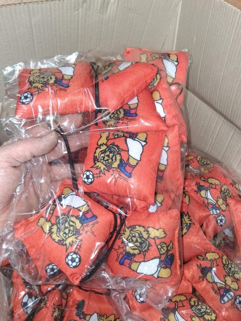 Oranje fanartikelen: petten, vlaggen en sleutelhangers, Ophalen of Verzenden, Overige binnenlandse clubs