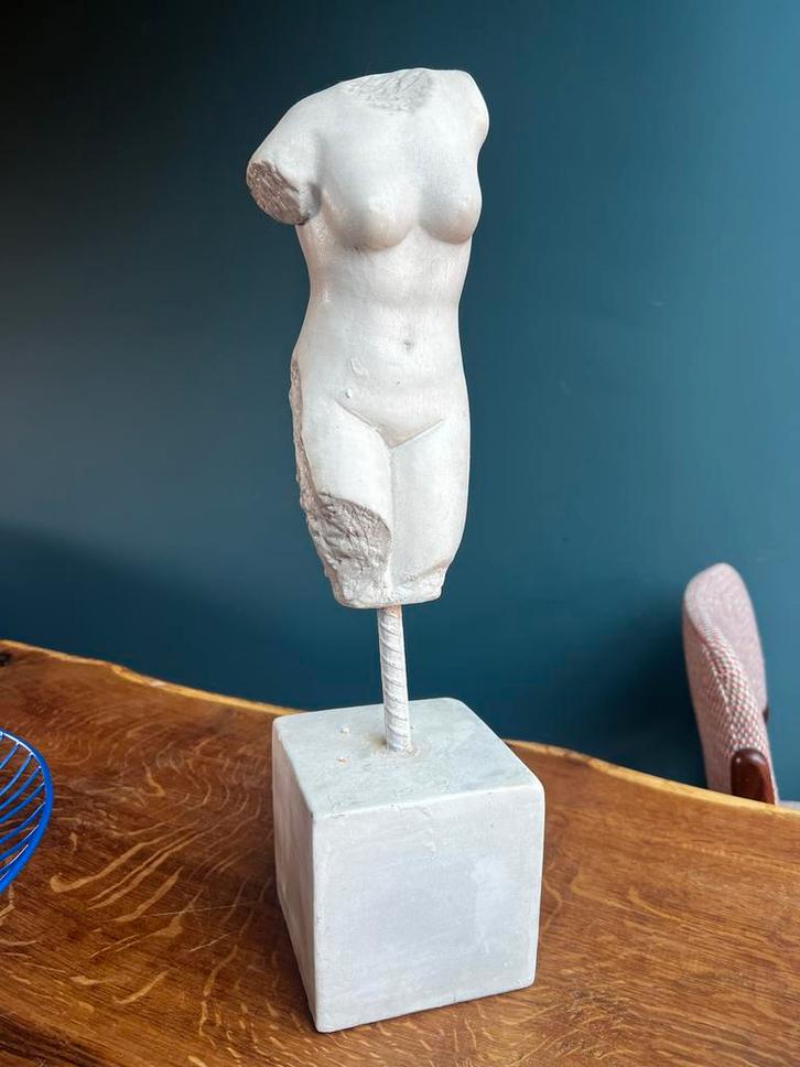 Decoratieve buste van vrouwelijk torso op sokkel, Antiek en Kunst, Kunst | Beelden en Houtsnijwerken, Ophalen