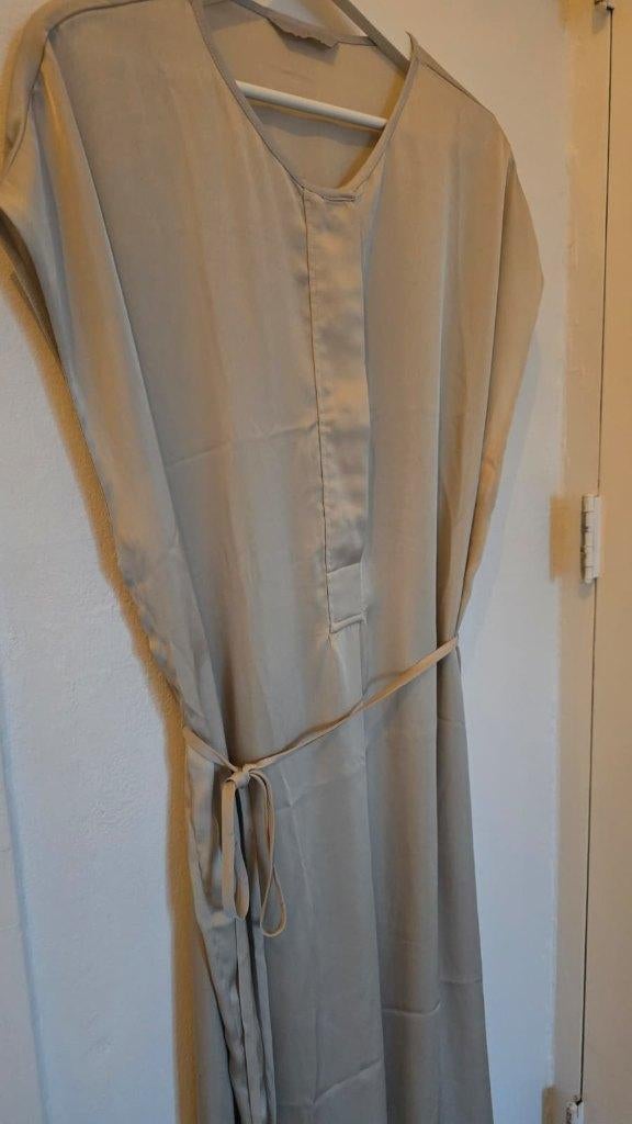 Elegante, minimalistische satijnen midi-jurk | H&M (NIEUW), Kleding | Dames, Jurken, H&M, Maat 42/44 (L), Nieuw, Ophalen of Verzenden