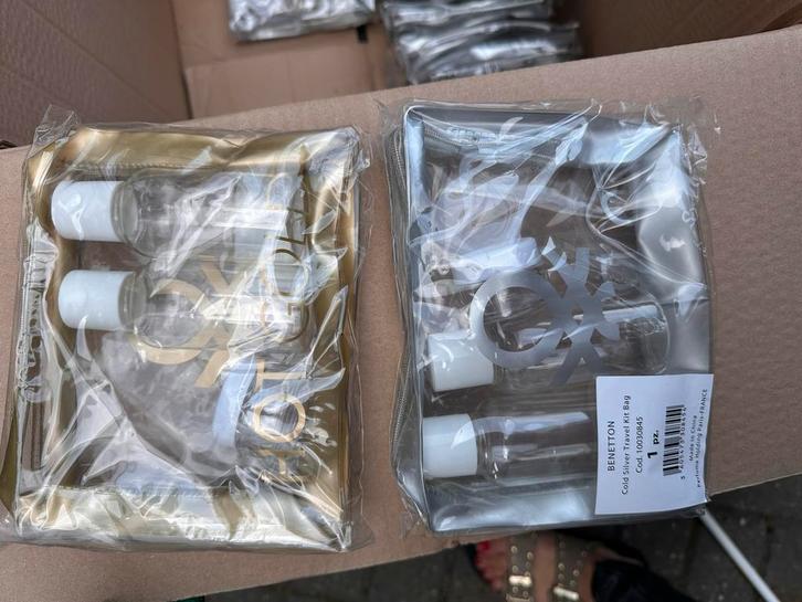 Groot partij! Benetton toilettassen met flesjes (reisset), Sieraden, Tassen en Uiterlijk, Toilettassen, Nieuw, Heer of Dame, Ophalen of Verzenden