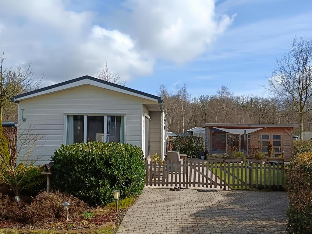 Mooi ruim 4 persoons chalet te koop op camping de Moesberg.