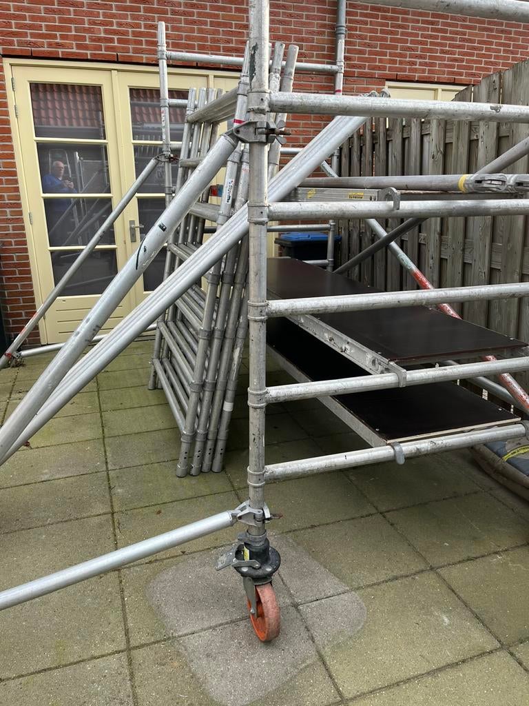 Rol steiger 8.20 hoog, Doe-het-zelf en Verbouw, Steigers, Ophalen of Verzenden, Gebruikt, Rolsteiger of Kamersteiger, 5 meter of hoger
